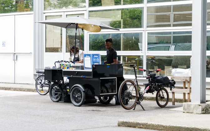 La remorque-bistrot du Char Bonheur et son vélo, en plein service